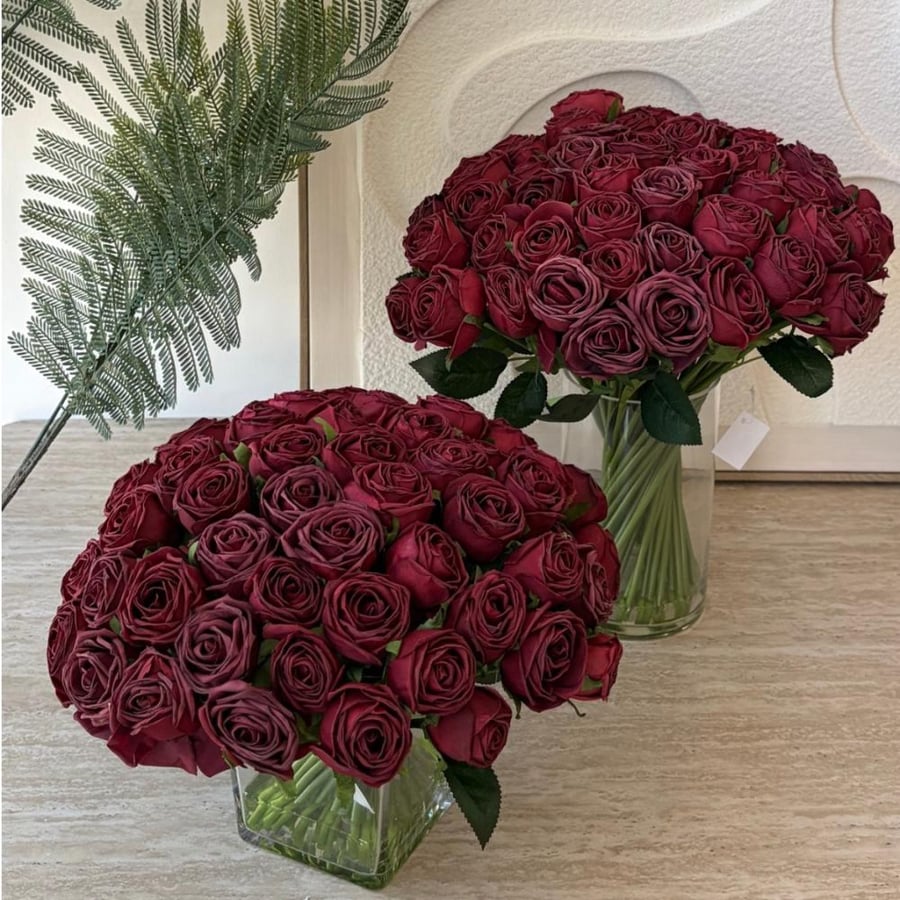 فازه مع ورد عنابي