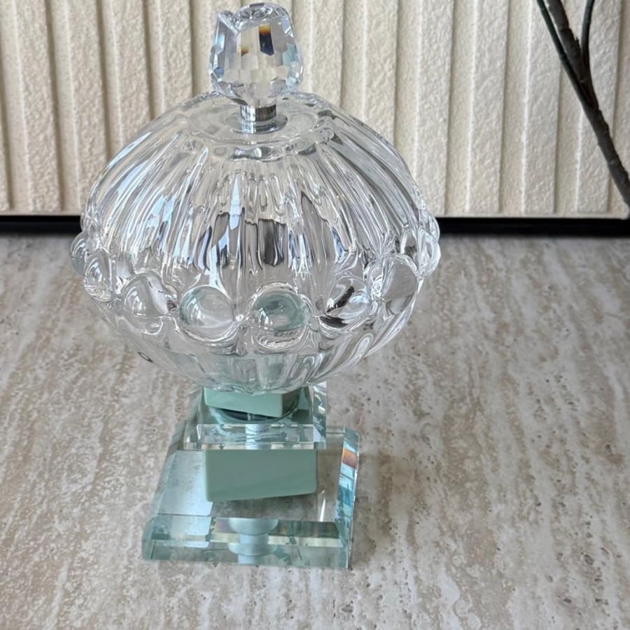 سكريه زجاج بغطاء