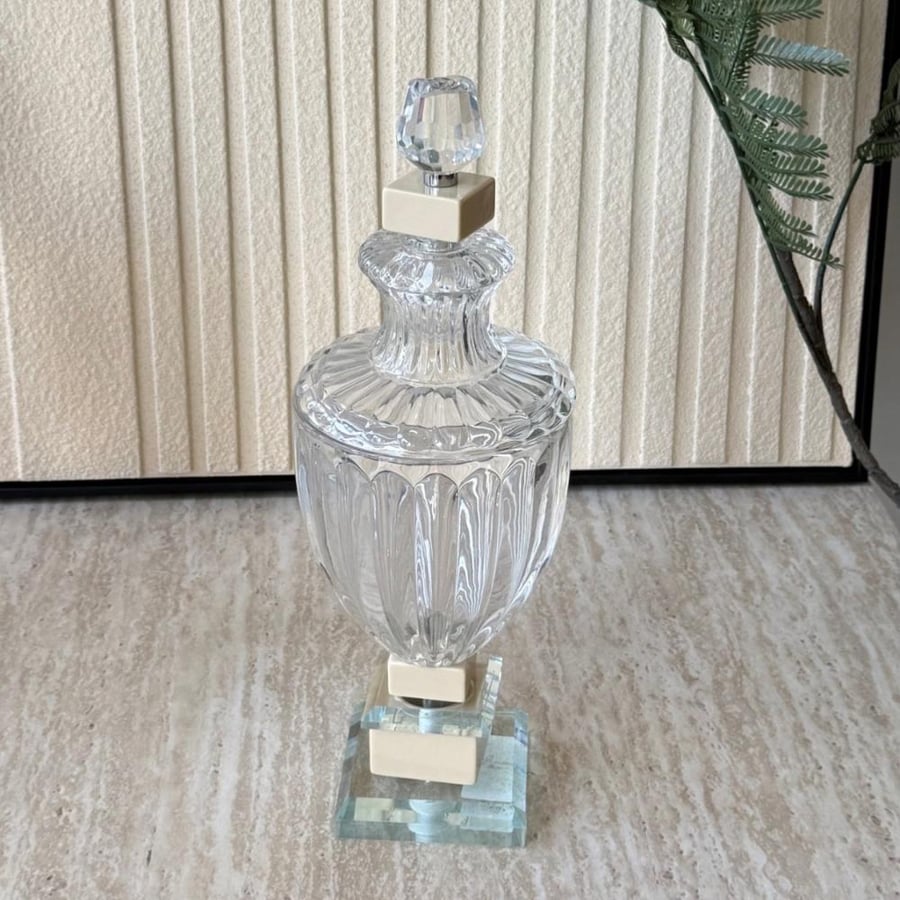 سكريه زجاج بغطاء