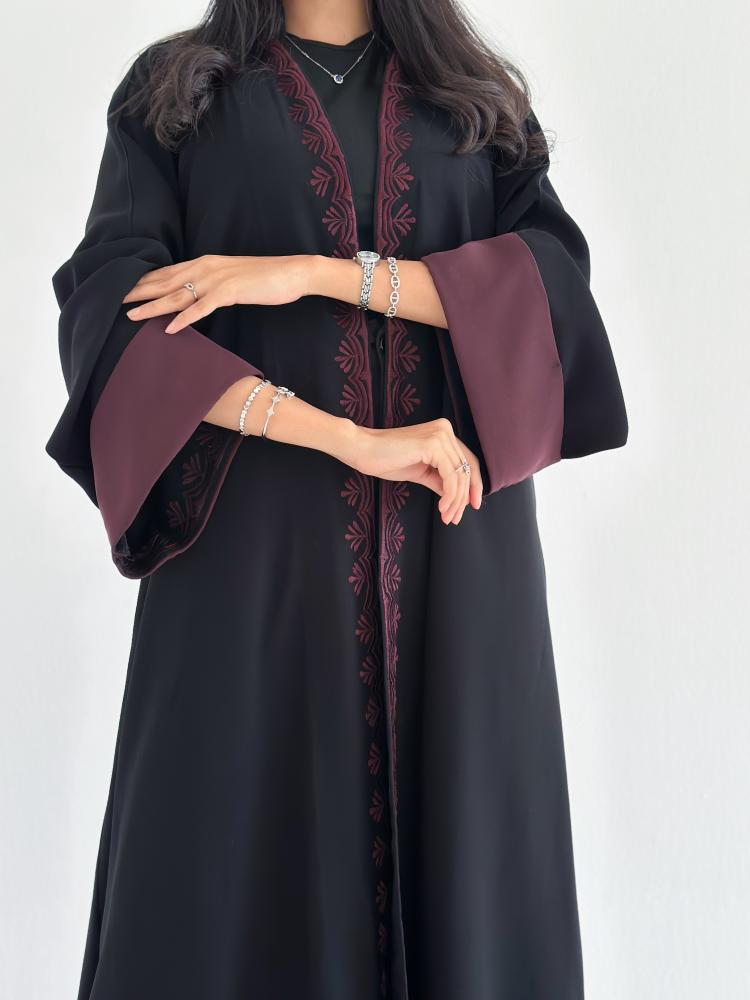 عباية نص كلوش بتطريز عنابي