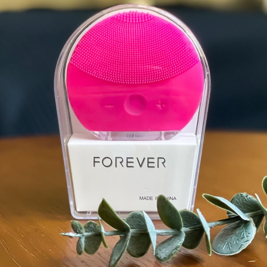 Skin cleaning device