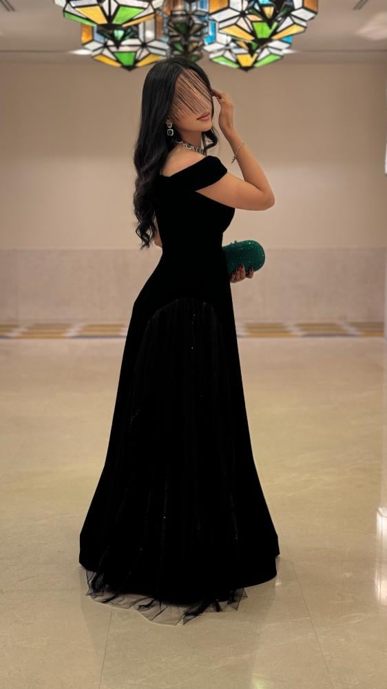 فستان اسود مخمل