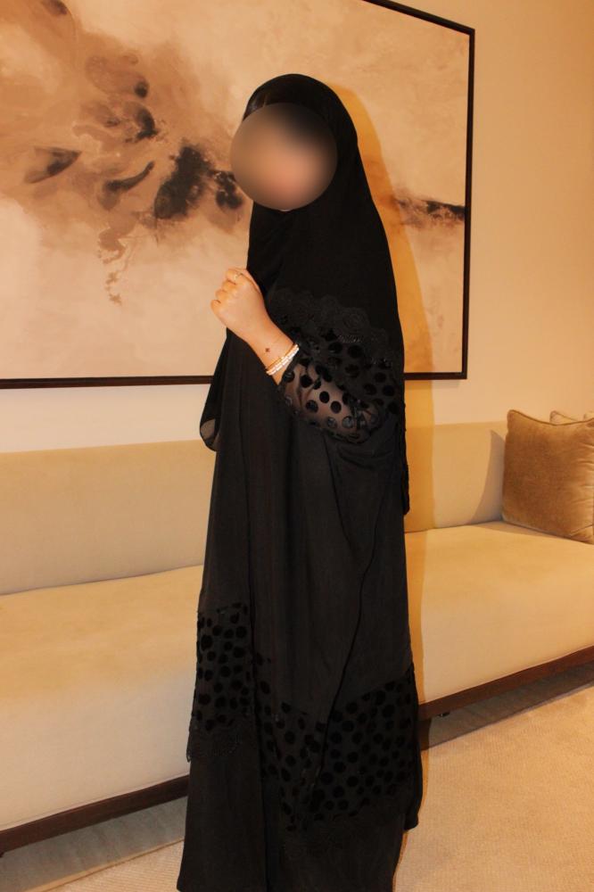 Black quarter-bisht abaya in washed silk with polka dot chiffon