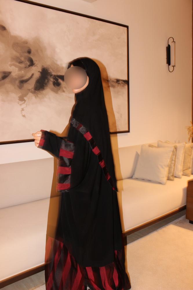 Double-sleeve quarter bisht abaya combining charcoal black Korean blackberry fabric with red and black striped silk