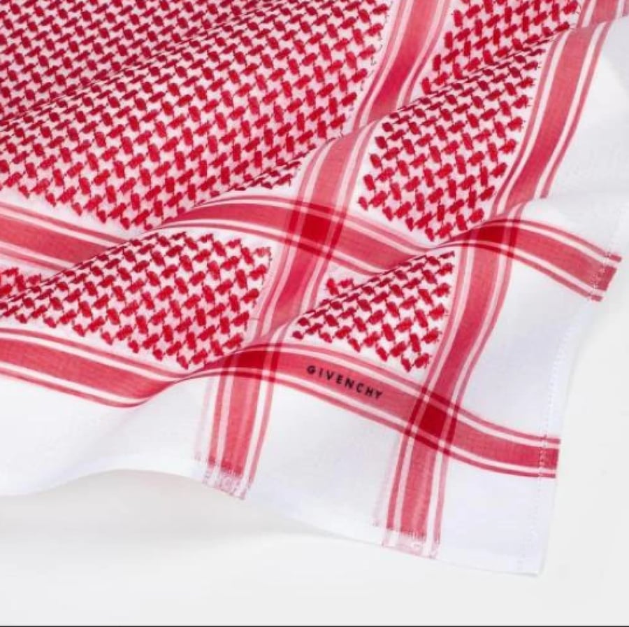 عرض اليوم الوطني : 4 أشمغة جيفنشي ابيض 2025 + جيفنشي ابيض 2025 + جيفنشي كلاسيك 2025 + جفينشي كلاسيك 2025