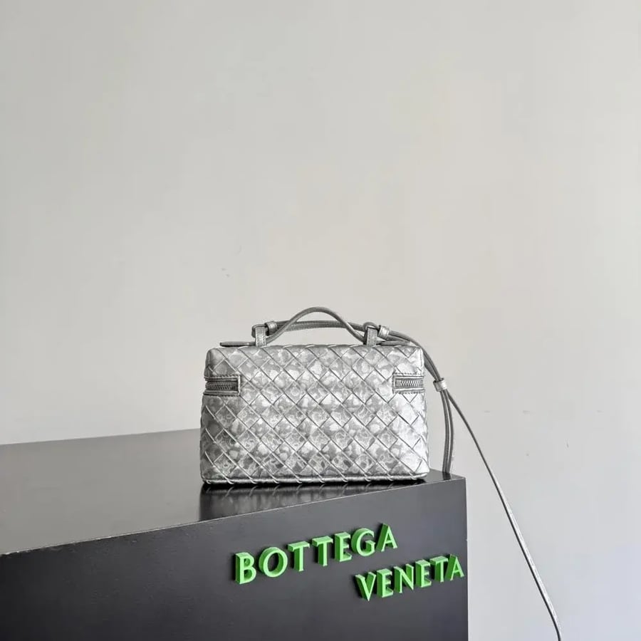 حقيبة vanity case من بوتيغا