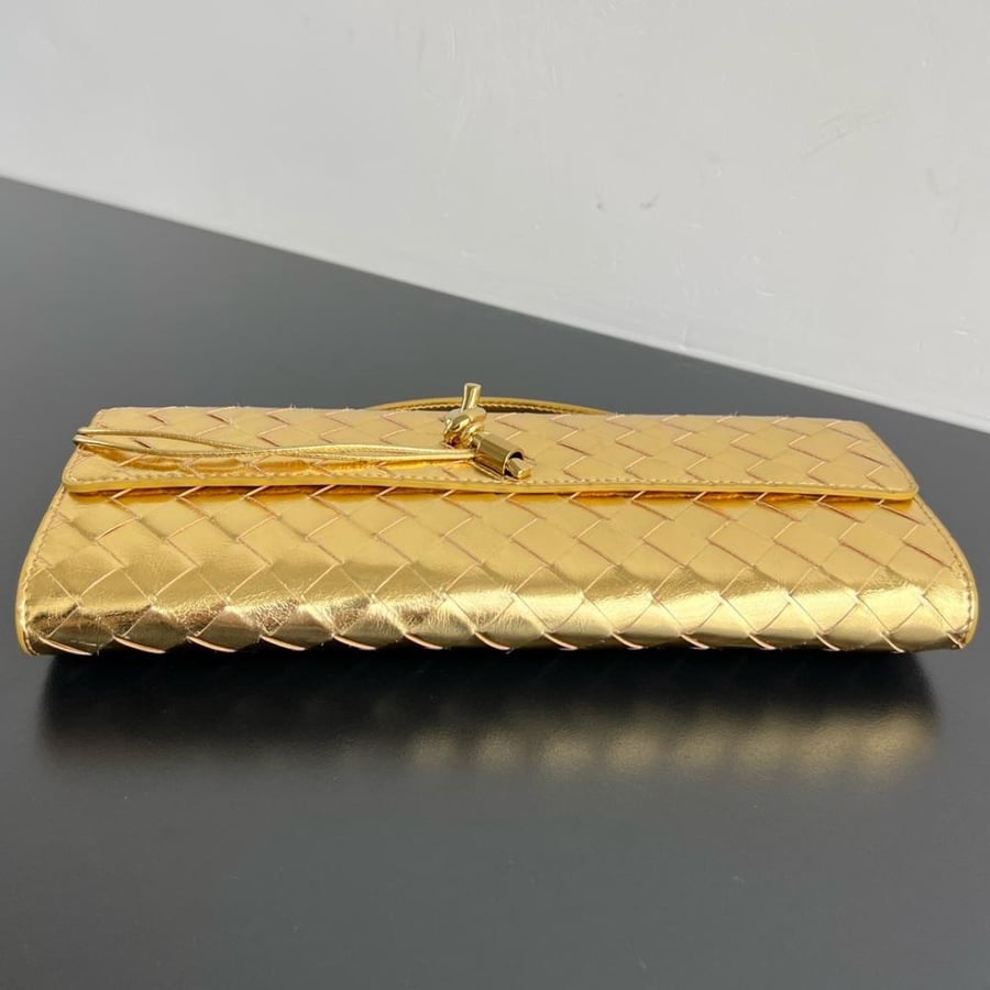 حقيبة Andiamo كلاتش من بوتيغا