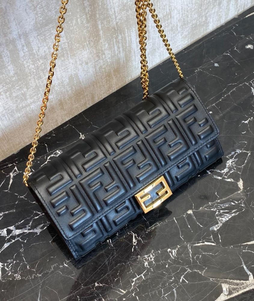 حقيبة Baguette Continental With Chain
