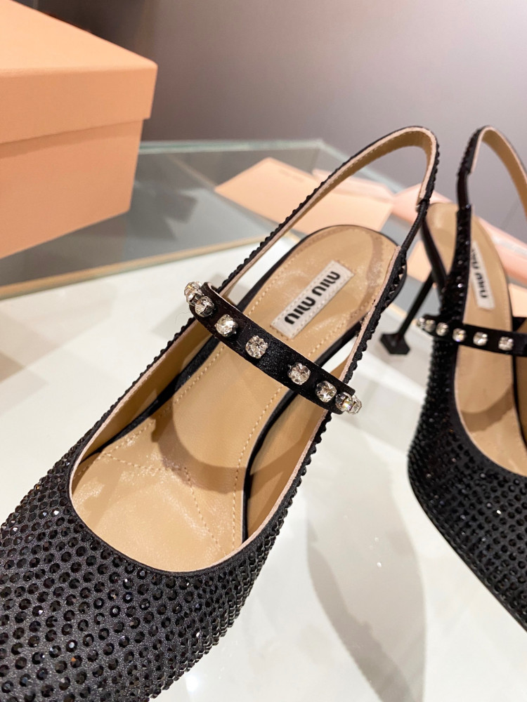 حذاء بكعب عالي من miumiu