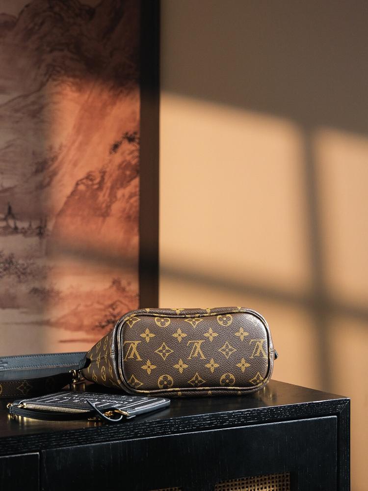 حقيبة Neverfull BB من لويس فيتون