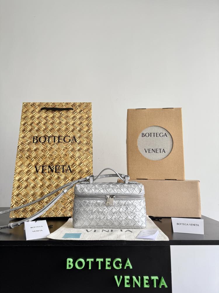حقيبة vanity case من بوتيغا