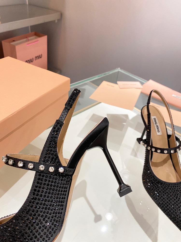 حذاء بكعب عالي من miumiu