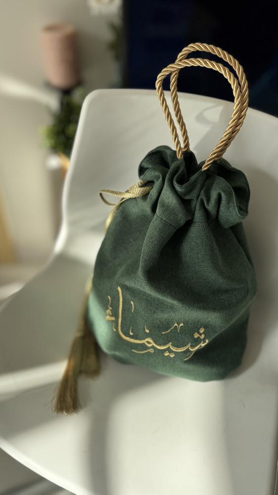 كيس للعبايه مصنوع من الخيش الناعم بلون زيتي