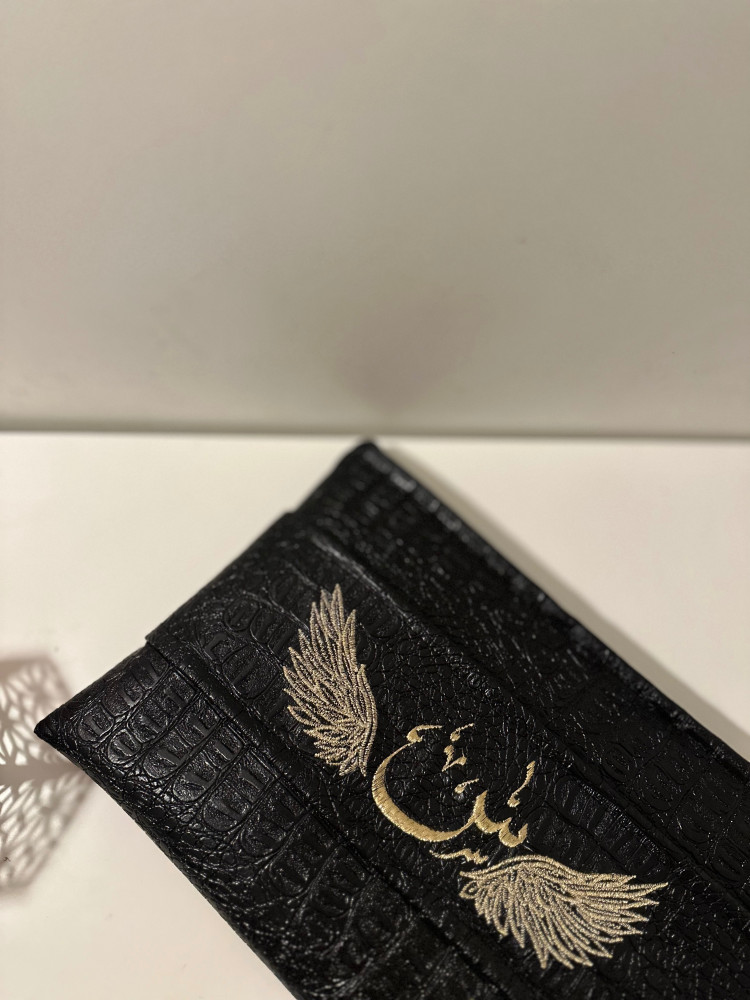 باوتش جلد تمساح أسود بتطريز خاص حسب الطلب
