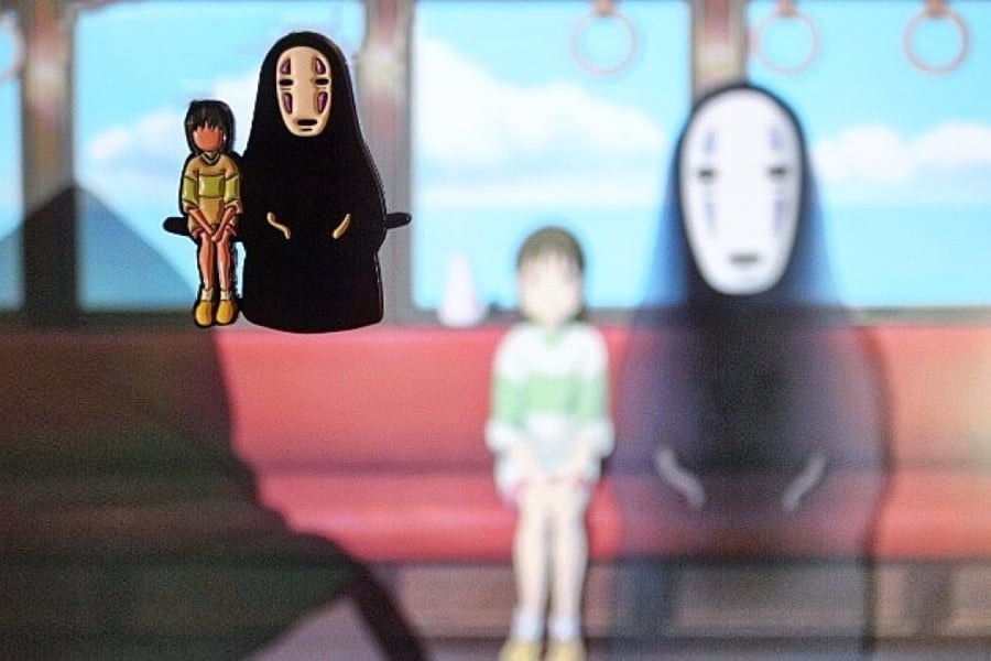 بروش المخطوفة مع no face من Ghibli studio