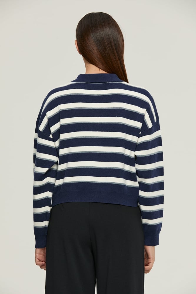 بلوزة مقلمة كحلي بقصة واسعة