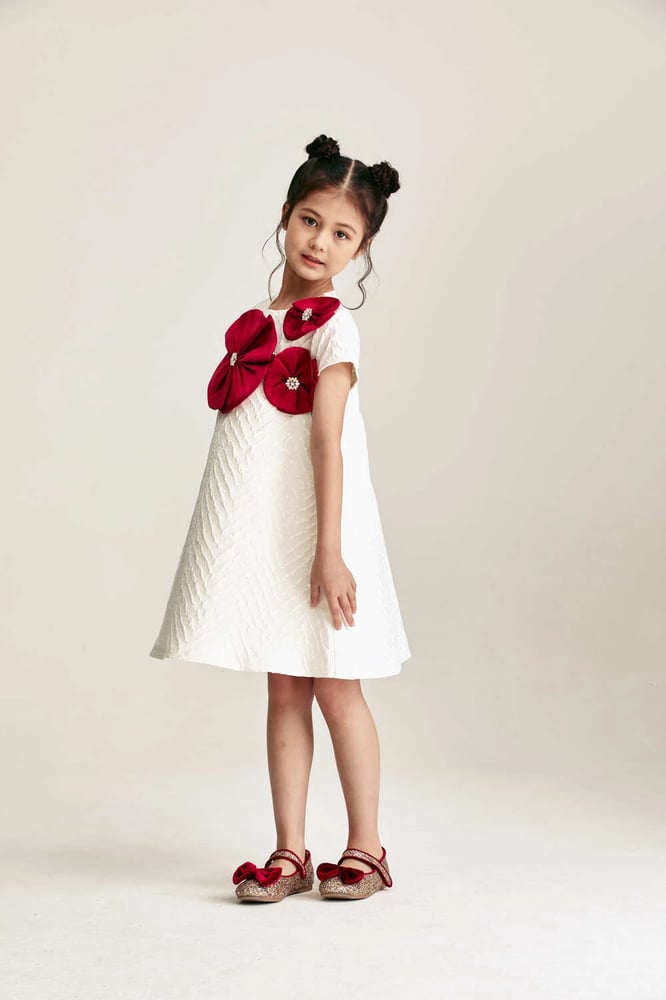 Dress decorated with prominent flowers
