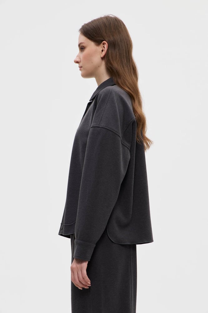 جاكيت رمادي واسع بياقة قميص وأزرار