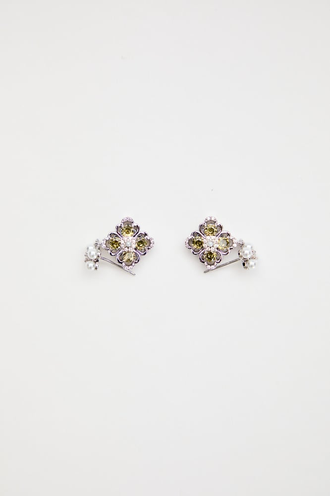 أقراط شكل وردة مرصعة بالكريستال