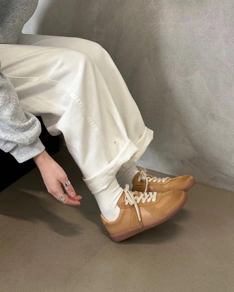 ‎  حذاء نسائي أنيق باللون البني