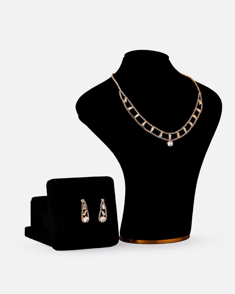 Women's set with a royal design in gold color
