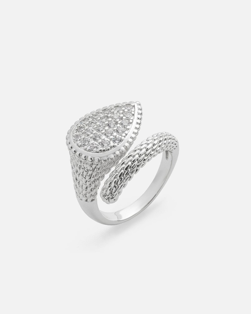 Women's ring with a classic design in silver color