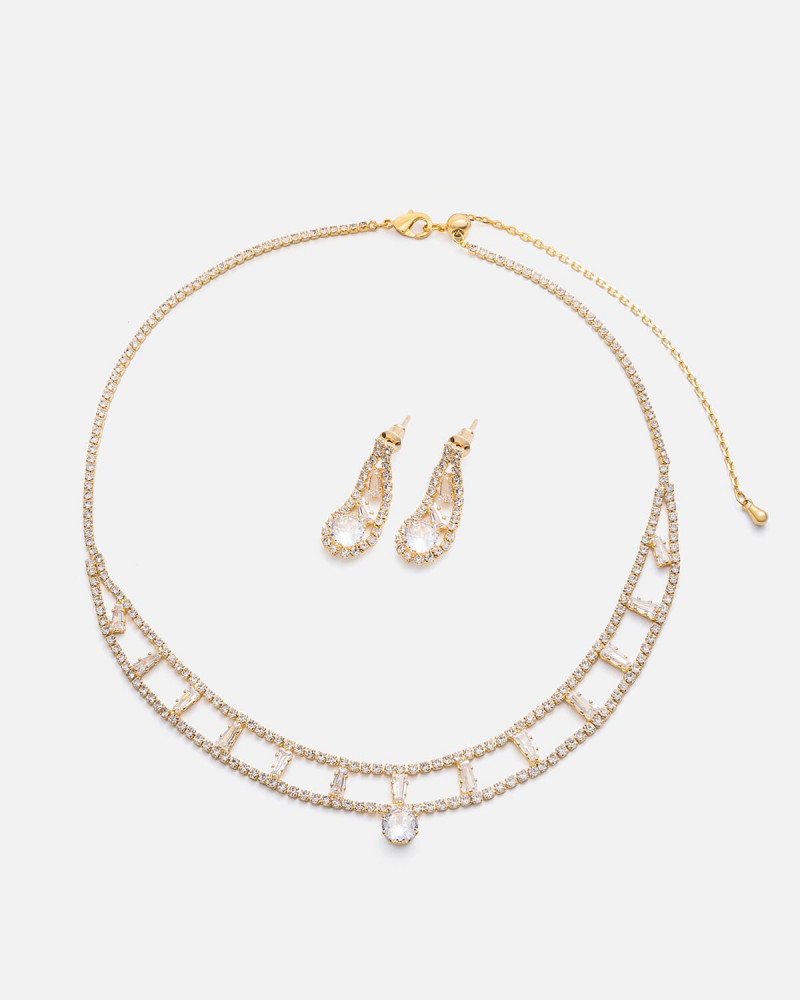 Women's set with a royal design in gold color
