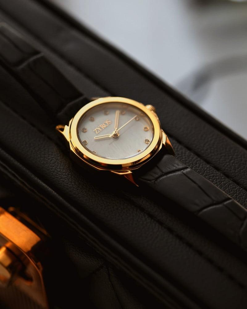 Women's watch made of leather in black color
