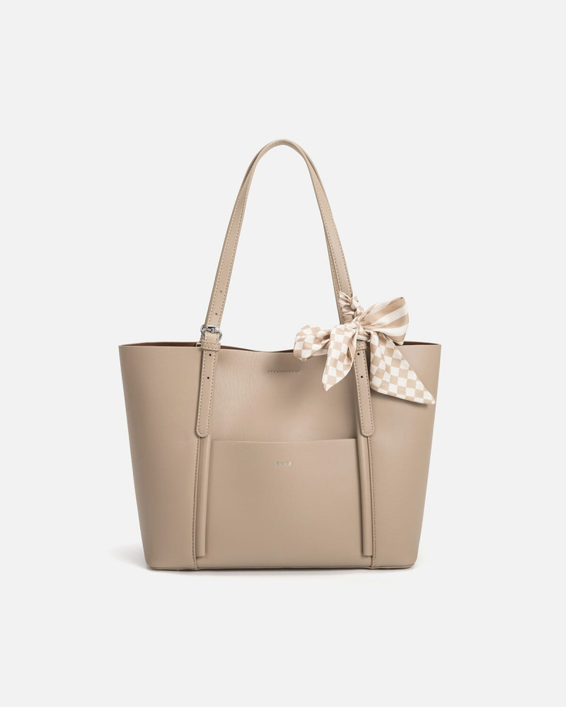 An women's bag made of leather in brown color | NLH041F7611