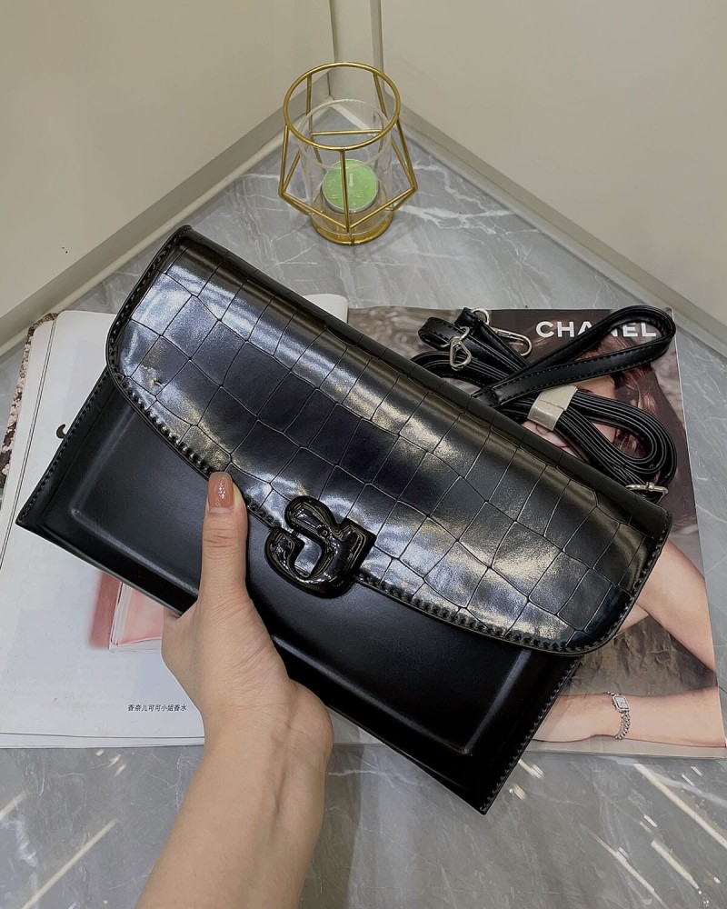 Women's handbag in black