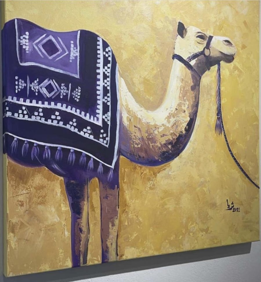 لوحة فنية تصور جمل يرتدي حلة مزينة بنمط هندسي تقليدي