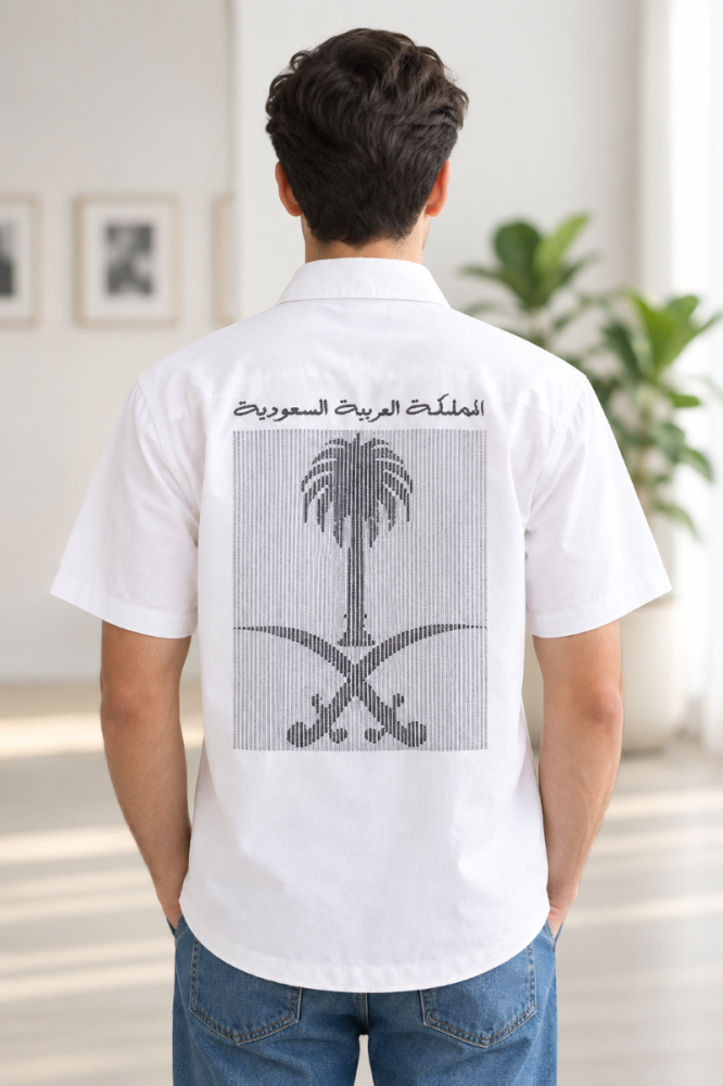 قميص كاجوال أبيض بنصف كم بطبعة الشعار الوطني السيفين والنخلة