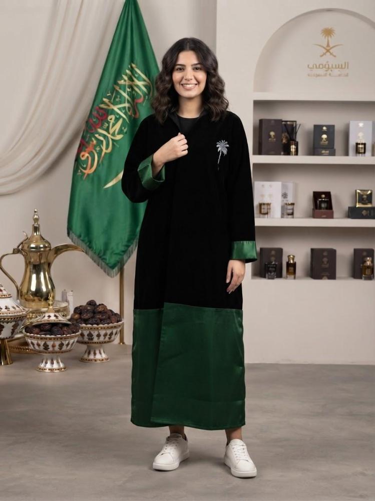 عباية اليوم الوطني باللونين الأسود والأخضر الفاخر بتطريز شعار المملكة