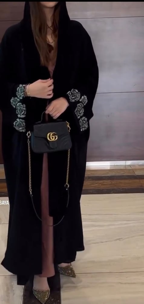 عبايه شك كم  توفر اسود وفضي