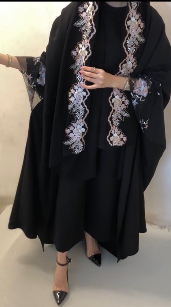 عبايه بشت مطرزه مع الطرحه