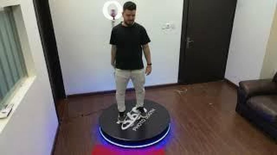 ضيوف يستخدمون فوتو بوث 360 في فعالية