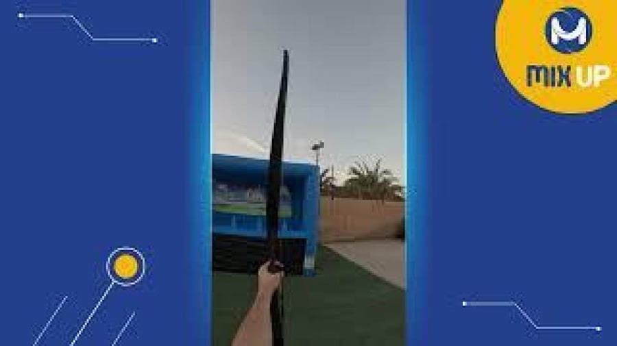 مشاركون يلعبون لعبة التصويب بالأسهم الهوائية