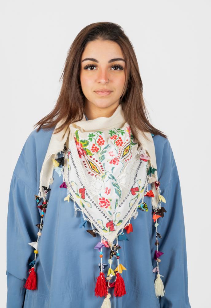 سكارف بنقشة ملونة وأساس بيج