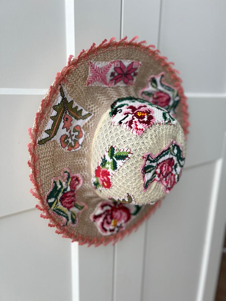 Summer hat with distinctive colors