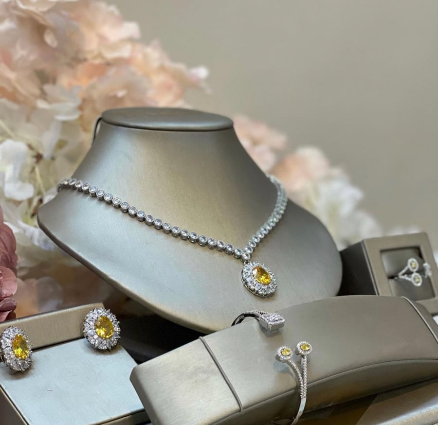 123 اللون أصفر