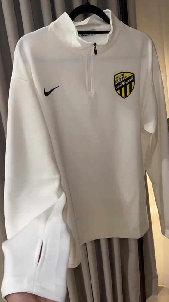 سويتر الاتحاد مع فتحه اصبع