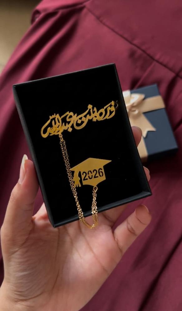 بروش انيق بالاسم مع القبعة