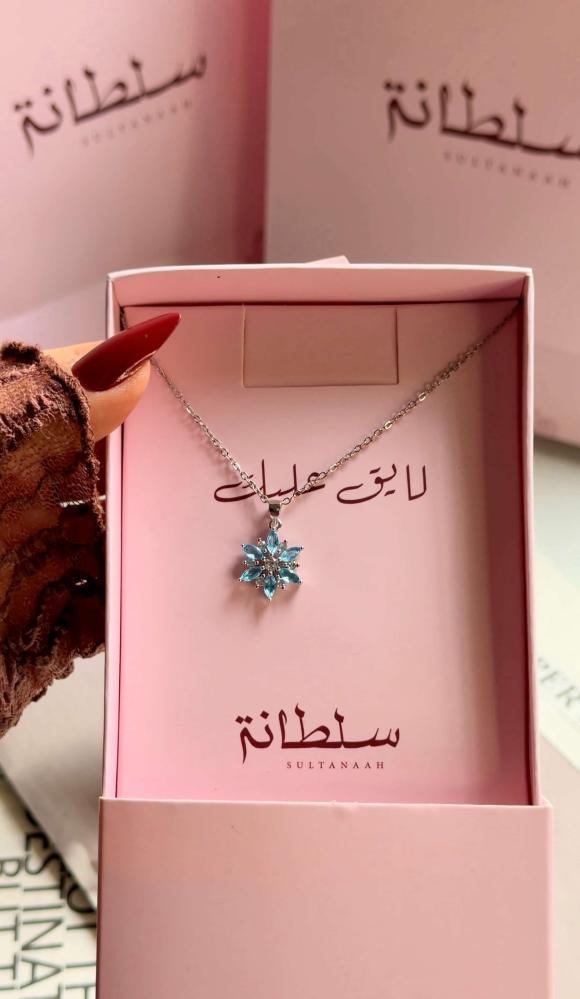 قلادة لامعة و أنيقة