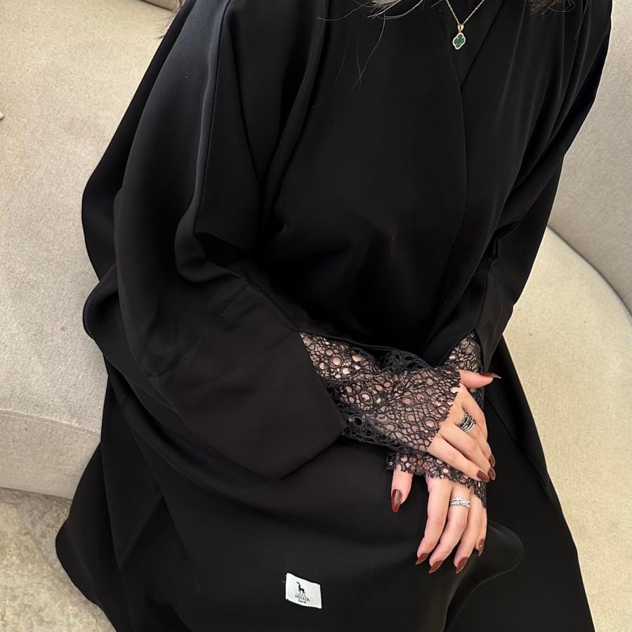 عباية جاينيز بـ اكمام دانتيل