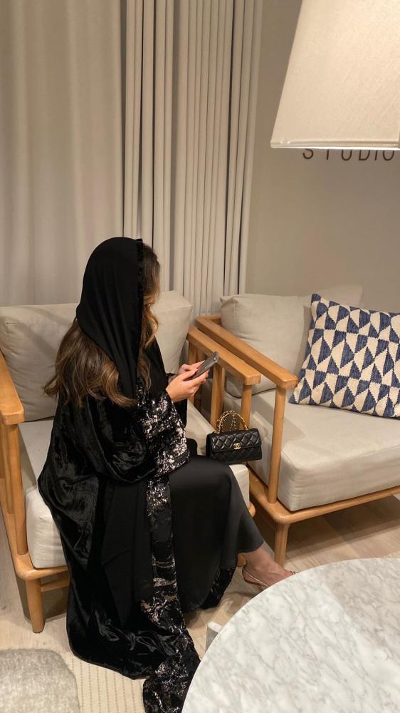 عباية مخمل كلوش مطرزه