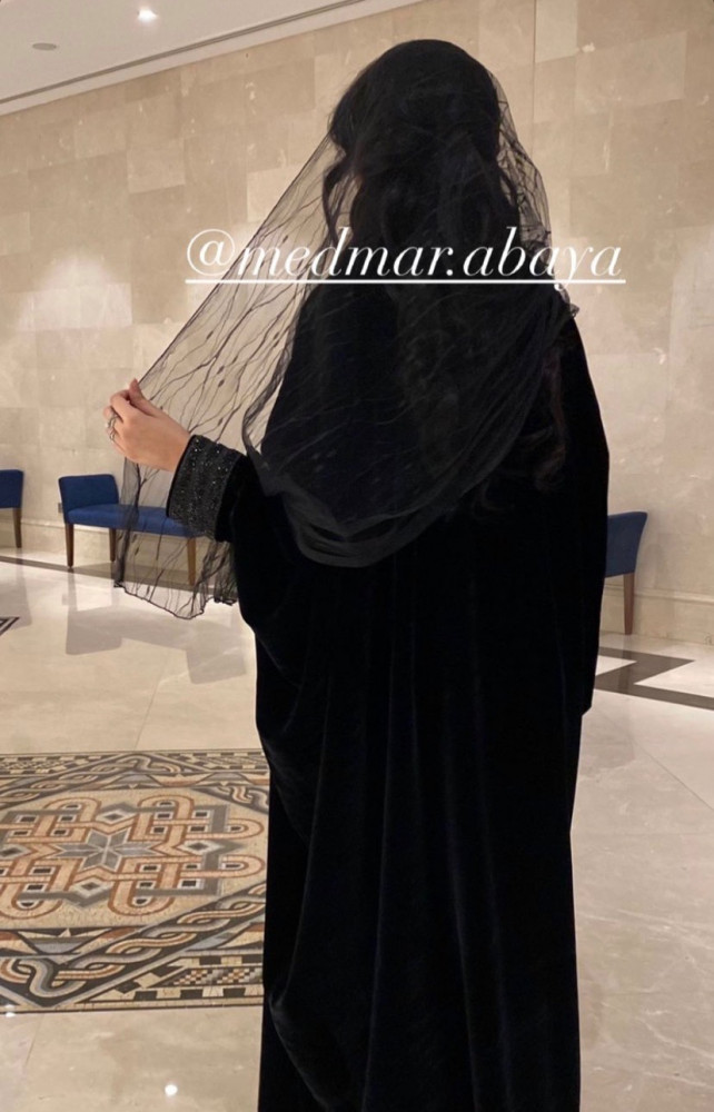 طرحة تُل منقط باللونين الكحلي والاسود