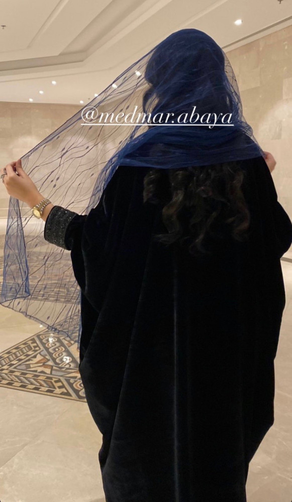 طرحة تُل منقط باللونين الكحلي والاسود