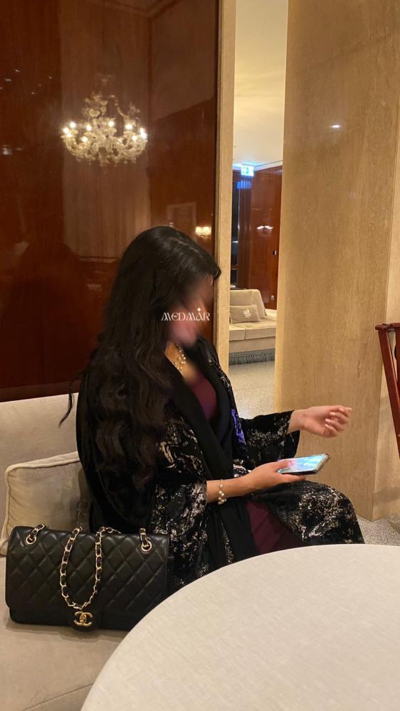 عباية مخمل كلوش مطرزه