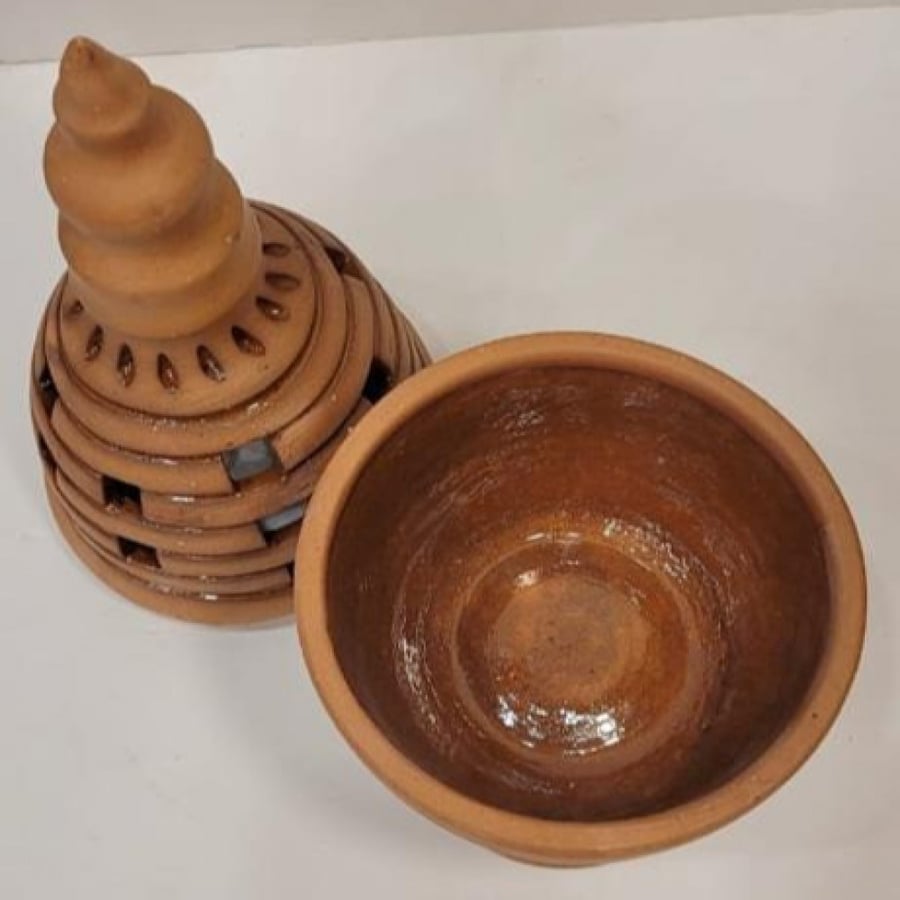 مبخرة فخار بغطاء مع وعاء فخاري مفتوح