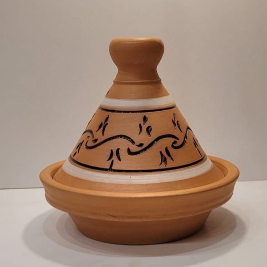 طاجن فخاري صغير بغطاء مزخرف وغطاء علوي مخروطي